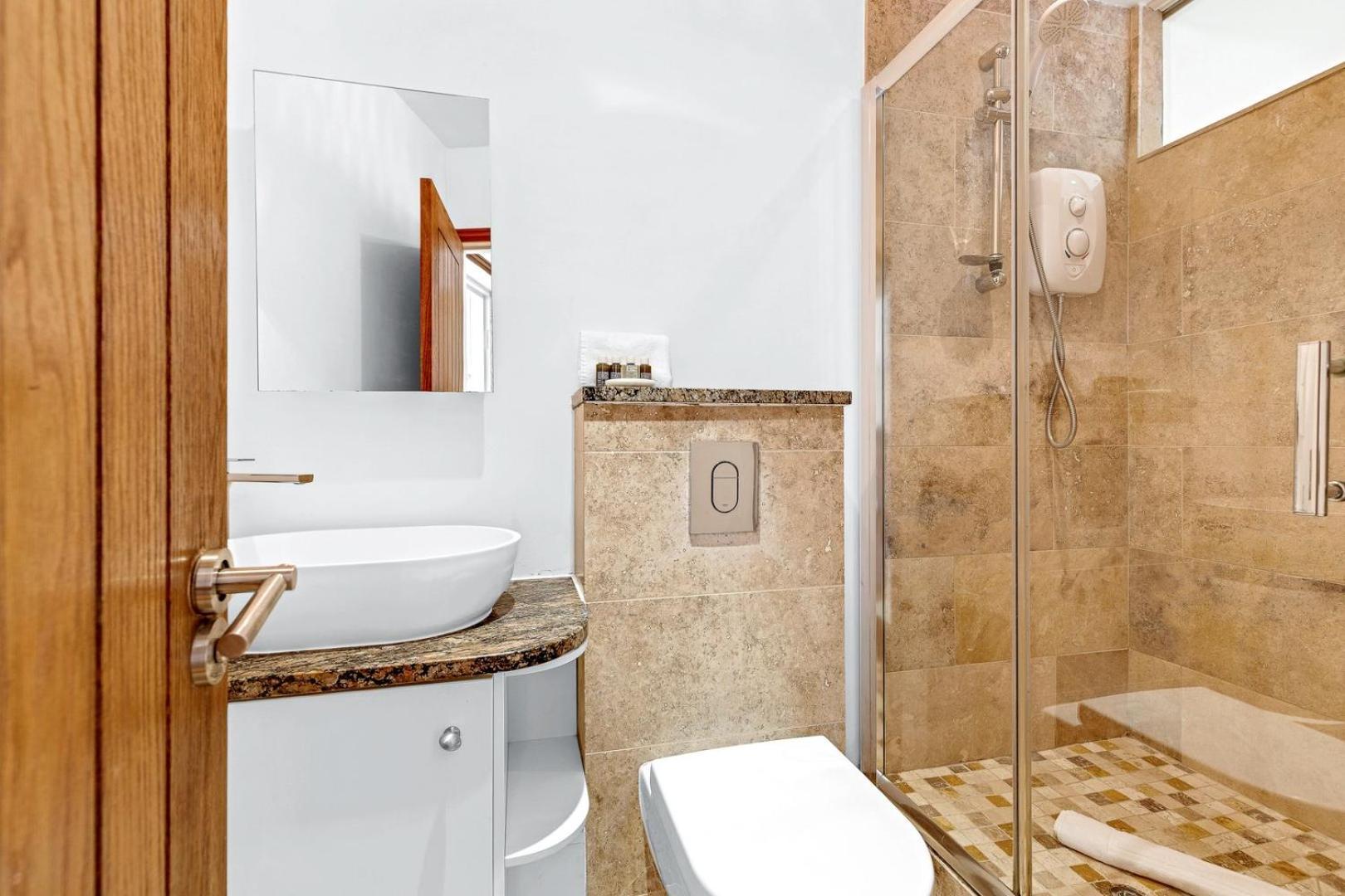 Lovely 1 Bed With Garden Apartment *